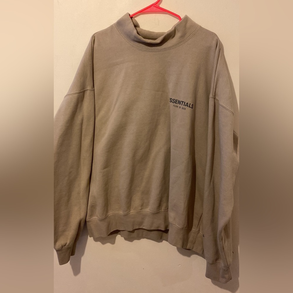 ESSENTIALS SWEATER SIZE LARGE